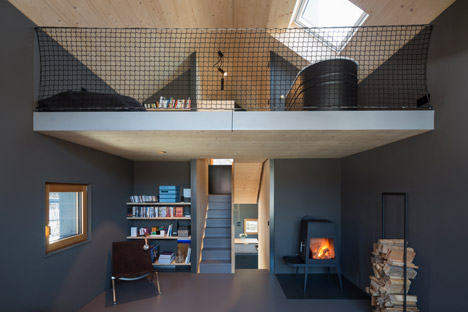 Holzhaus-am-Auerbach-by-Holiday-Architecture-winter_dezeen_468_18