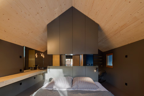 Holzhaus-am-Auerbach-by-Holiday-Architecture-winter_dezeen_468_24