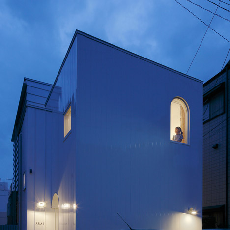 House in Tama-plaza by Takushu ARAI Architects
