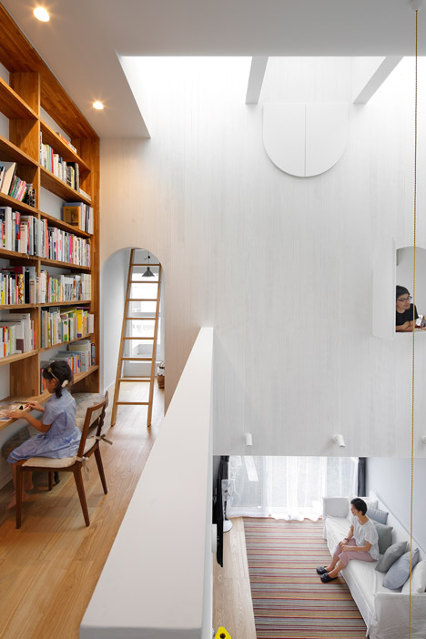 House in Tama-plaza by Takushu ARAI Architects