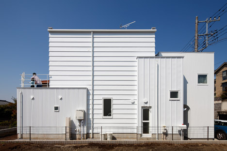 House in Tama-plaza by Takushu ARAI Architects