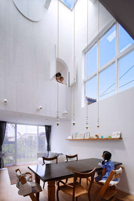 House in Tama-plaza by Takushu ARAI Architects