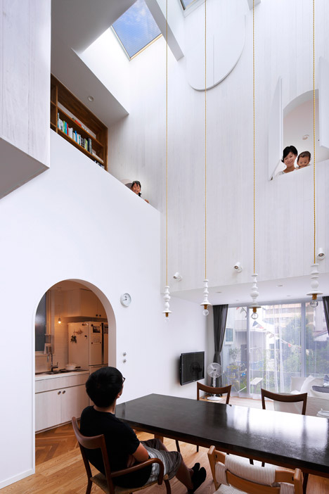 House in Tama-plaza by Takushu ARAI Architects