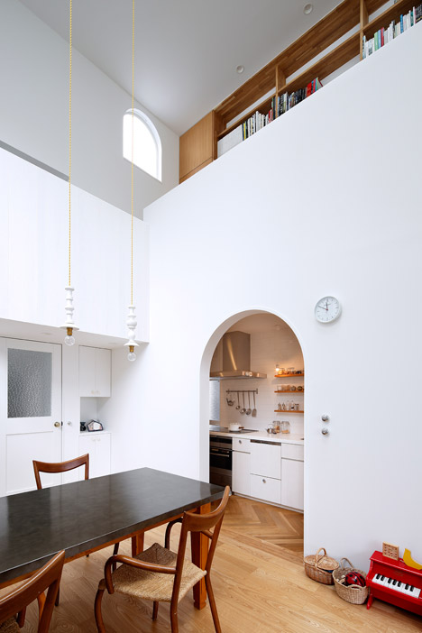House in Tama-plaza by Takushu ARAI Architects