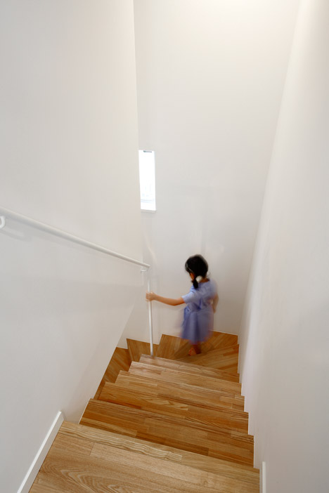 House in Tama-plaza by Takushu ARAI Architects