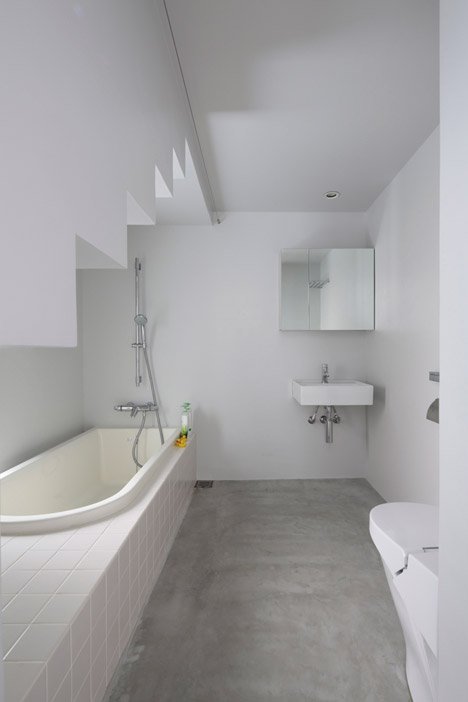 House in Tomigusuku by Rhythmdesign