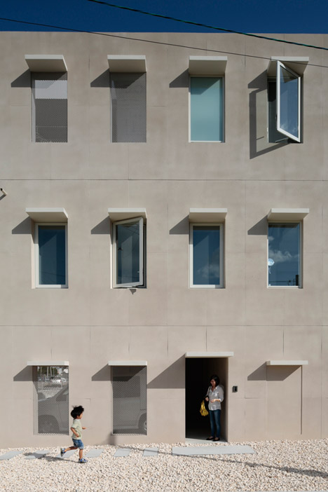 House in Tomigusuku by Rhythmdesign