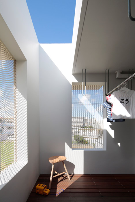 House in Tomigusuku by Rhythmdesign