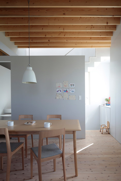 House in Tomigusuku by Rhythmdesign