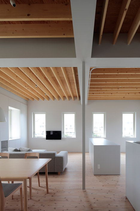 House in Tomigusuku by Rhythmdesign