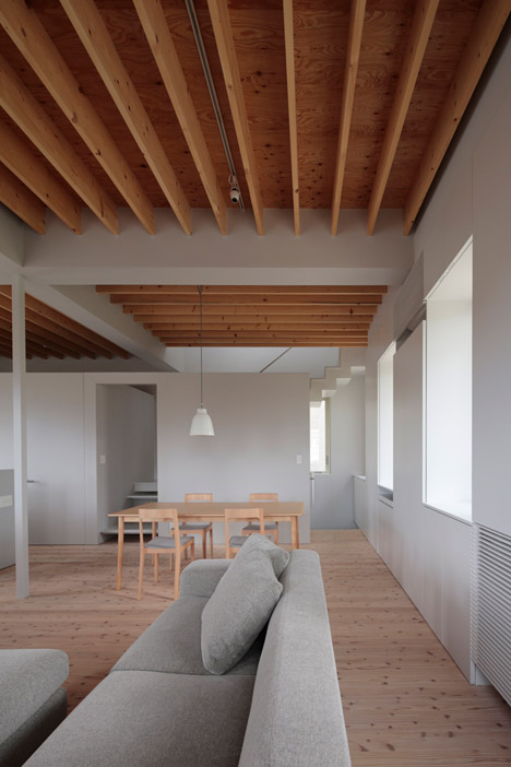 House in Tomigusuku by Rhythmdesign