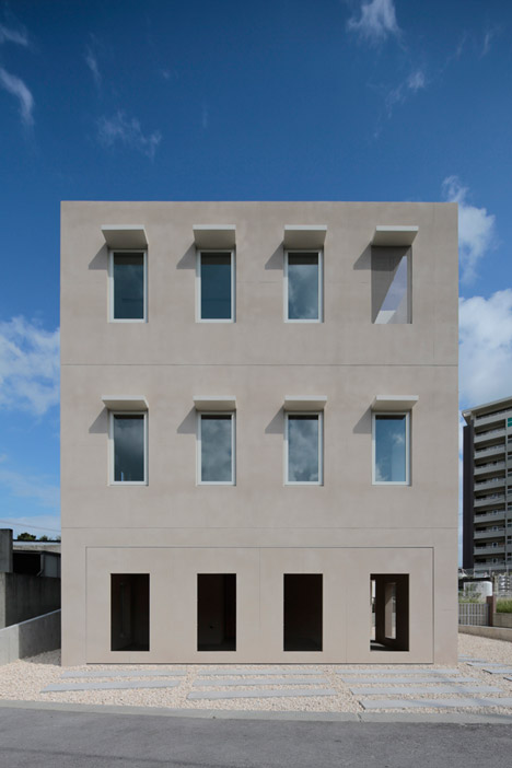 House in Tomigusuku by Rhythmdesign