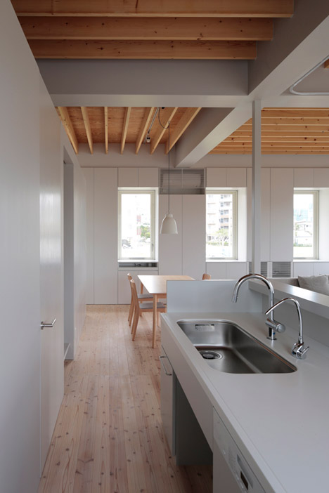 House in Tomigusuku by Rhythmdesign