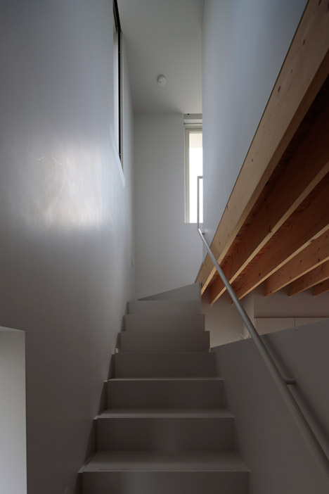 House in Tomigusuku by Rhythmdesign