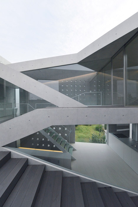 House in Tsudanuma by Fuse