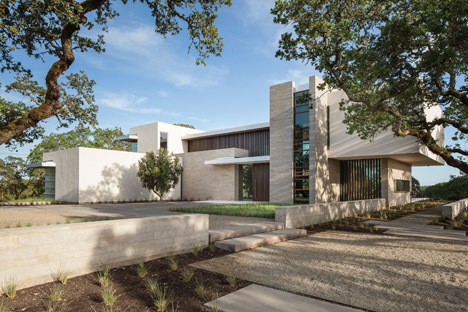 Retrospect Vineyards House by Swatt Miers