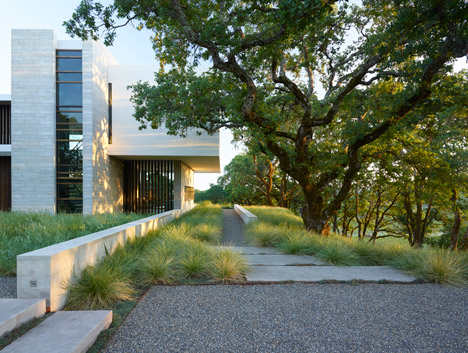 Retrospect Vineyards House by Swatt Miers
