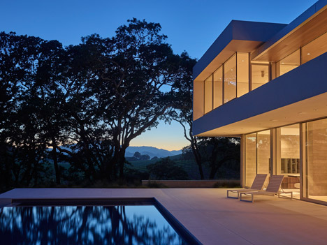 Retrospect Vineyards House by Swatt Miers