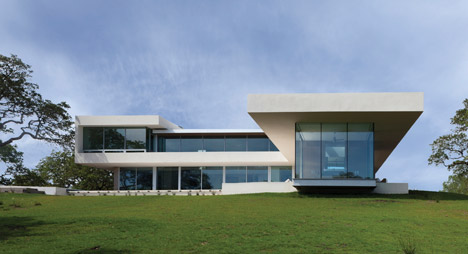 Retrospect Vineyards House by Swatt Miers