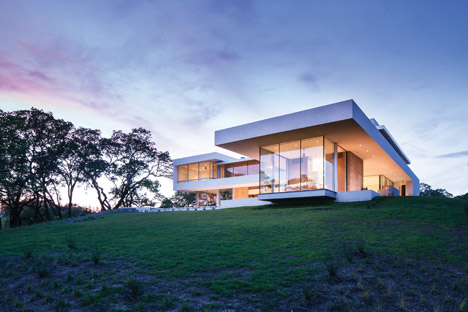 Retrospect Vineyards House by Swatt Miers