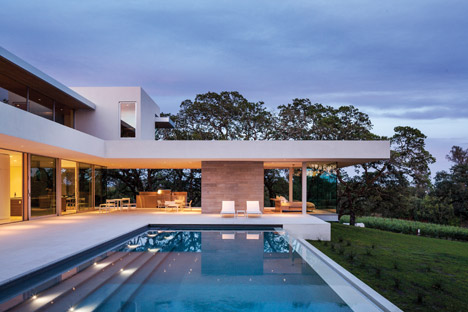 Retrospect Vineyards House by Swatt Miers