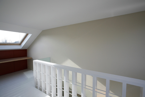 Stair-bookcase by Tamir Addadi Architecture
