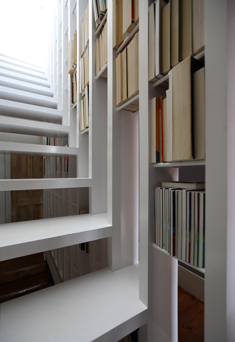 Stair-bookcase by Tamir Addadi Architecture