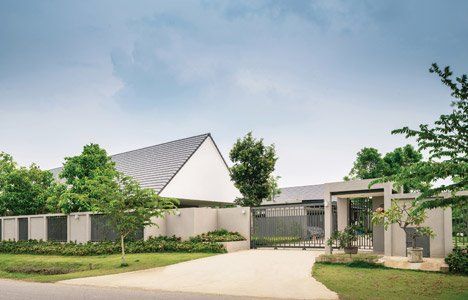 The Triangle House by Phongphat Ueasangkhomset