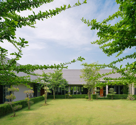 The Triangle House by Phongphat Ueasangkhomset