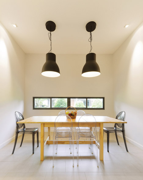 The Triangle House by Phongphat Ueasangkhomset