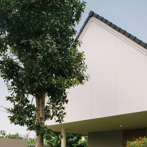 The Triangle House by Phongphat Ueasangkhomset