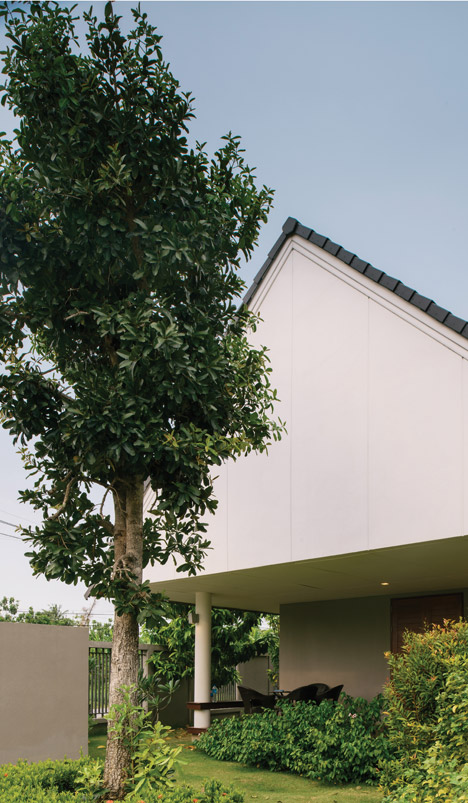 The Triangle House by Phongphat Ueasangkhomset