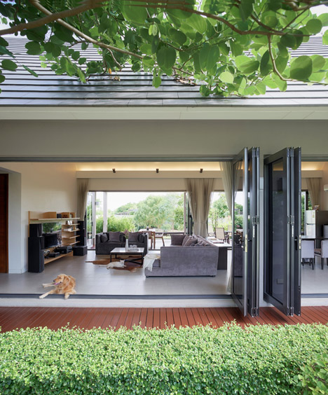 The Triangle House by Phongphat Ueasangkhomset