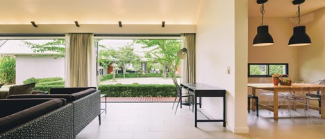 The Triangle House by Phongphat Ueasangkhomset
