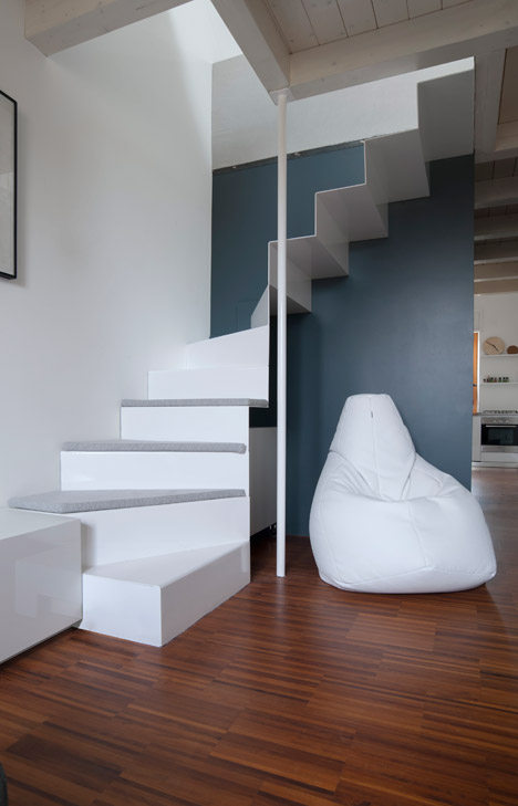 Tiny-Milan-Apartment-by-R-piuerre_dezeen_468_1