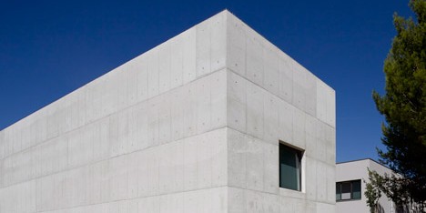 Atelier Central Arquitectos adds concrete entrance and golden walkways to Lisbon school