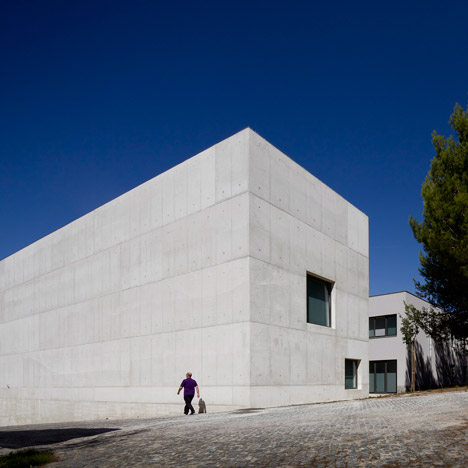 Atelier Central Arquitectos adds concrete entrance and golden walkways to Lisbon school