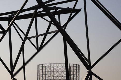 A-bullet-from-a-shooting-star_Alex-Chinneck_ldf-2015_dezeen_468_4