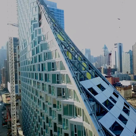 Drone video shows progress on New York “courtscraper” by BIG