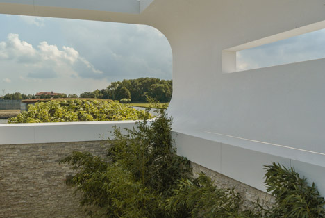 DuPont Corian Villa New Water