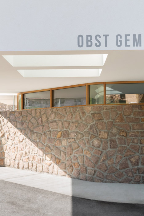 Grocery-Store_Messner-Architects_dezeen_468_4