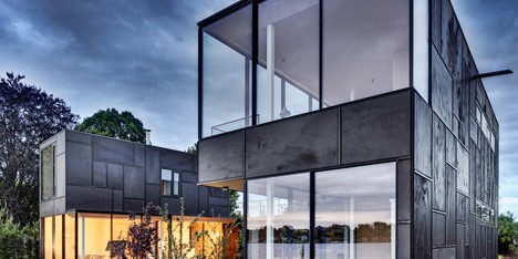 Lakeside holiday home by Maximilian Eisenköck has gridded blackened-timber walls