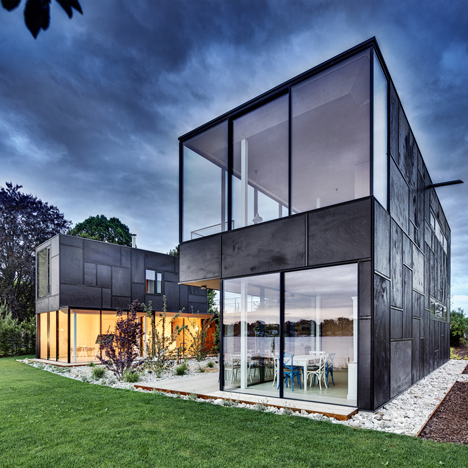 Lakeside holiday home by Maximilian Eisenköck has gridded blackened-timber walls