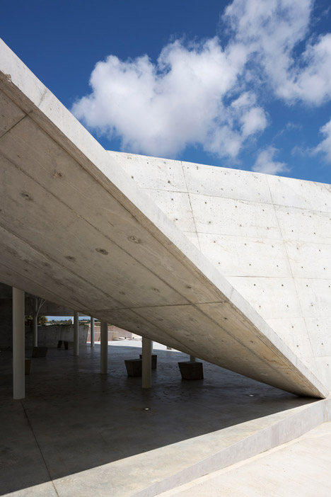 Open-sided-shelter-by-Ron-Shenkin_dezeen_468_15