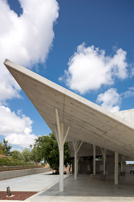 Open-sided-shelter-by-Ron-Shenkin_dezeen_468_16