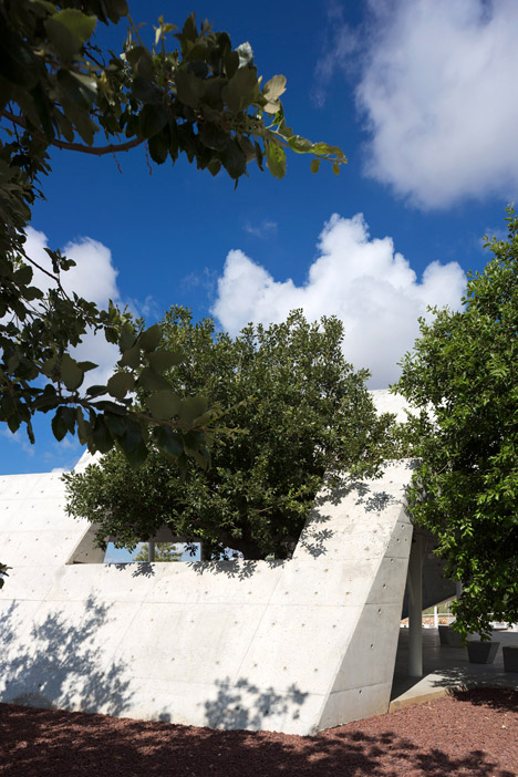Open-sided-shelter-by-Ron-Shenkin_dezeen_468_18