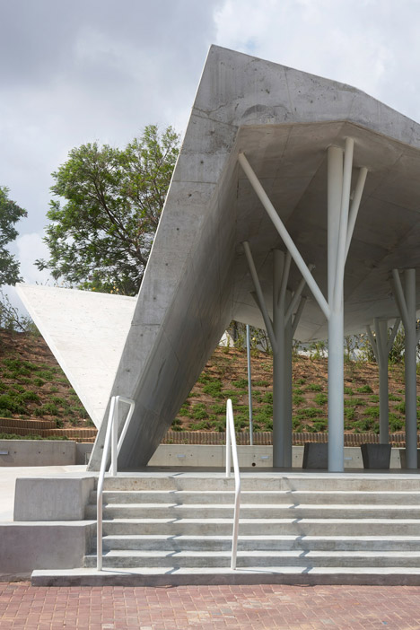 Open-sided-shelter-by-Ron-Shenkin_dezeen_468_22