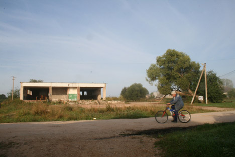 Selpo pavilion at Nikola-Lenivets by Nikolay Polissky