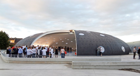 Tournesol Swimming Pool by Urbane Kultur