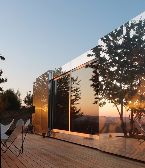 Transportable mirrored house by Delugan Meissl Associated Architects (DMAA)
